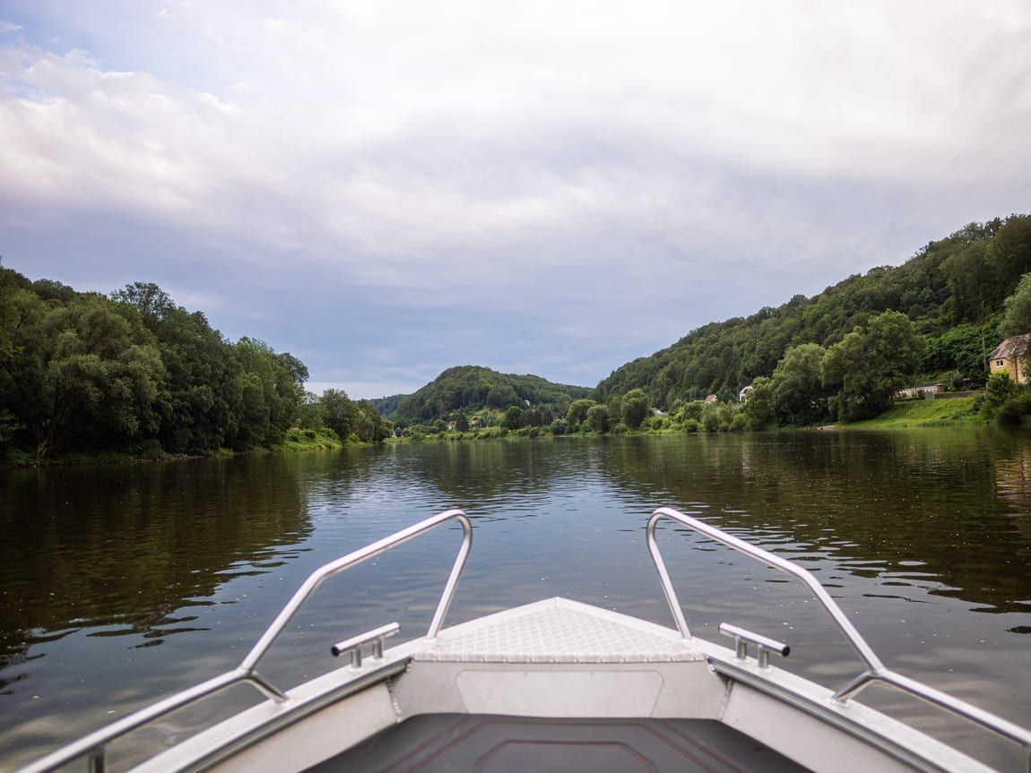 Mit dem Boot auf der Elbe